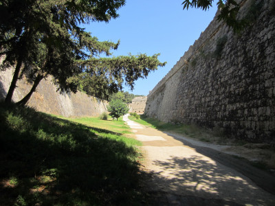Uitzicht vanaf grindpad rondom oude Rhodos Stad