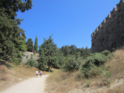 Uitzicht vanaf grindpad rondom oude Rhodos Stad