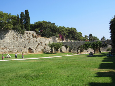 Uitzicht vanaf grindpad rondom oude Rhodos Stad