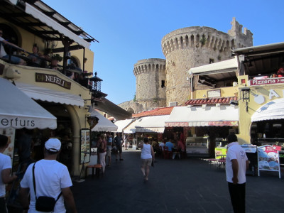 Slenteren door Rhodos Stad
