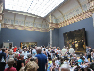 Zaal met De Nachtwacht in Rijksmuseum Amsterdam