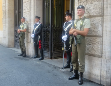 Wacht bij gebouw Rome