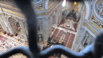 Uitzicht in de St.Pieters Basiliek vanaf binnenkant Koepel