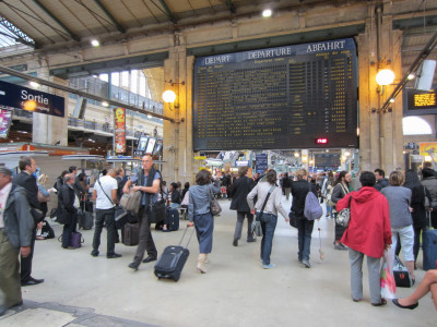 Bord met vertrektijden in Gare Du Nord Station