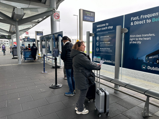 Wachten op Dublin Express Bus bij vliegveld