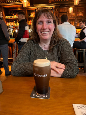 Diana's eerste Guinness bij Devitts Lounge Bar