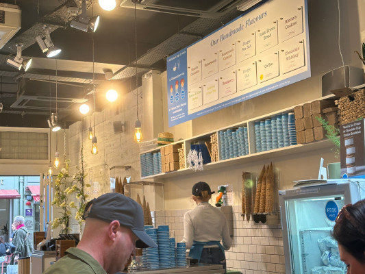 Eten ijs bij Murphy's Ic -Cream