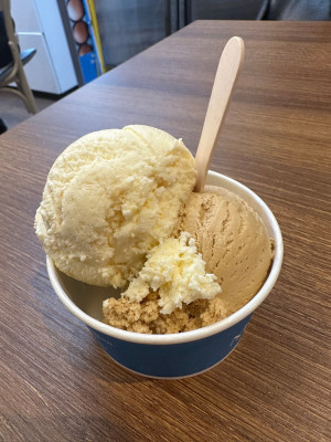 Eten ijs bij Murphy's Ic -Cream
