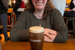 Diana's eerste Guinness bij Devitts Lounge Bar