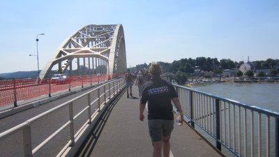 Oversteken Waalbrug