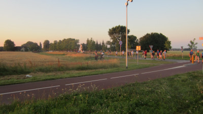 Wandelaars in ochtendgloren