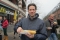 Henri met broodje Bratwurst