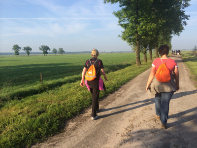 Jacqueline en Julia tijdens Wandeltocht 25 km Achtmaal