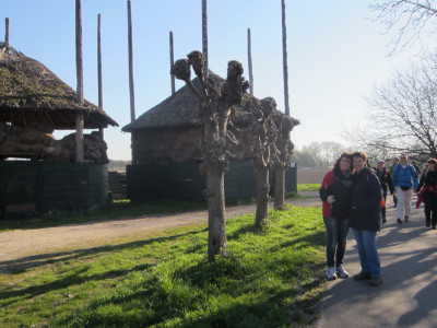 Yvonne en Jacqueline bij Hooistapel