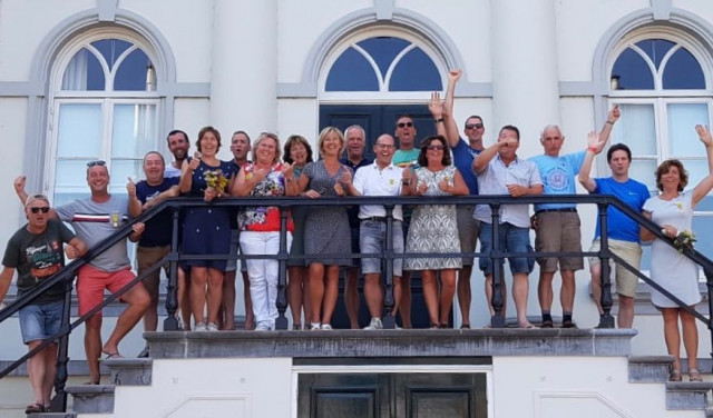 Zundertse Vierdaagselopers op het bordes gemeentehuis