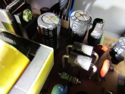Kapotte C12 en C23 Condensator in Humax IRHD-5000C Receiver