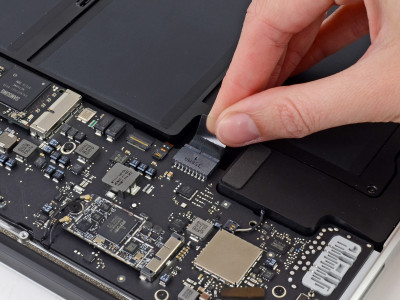 Batterij loskoppelen MacBook Air 13 begin 2015