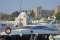 Vertrek boot uit Mandraki haven van Rhodos Stad