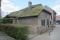 Huis met mos op rieten dak
